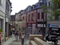 street in joigny